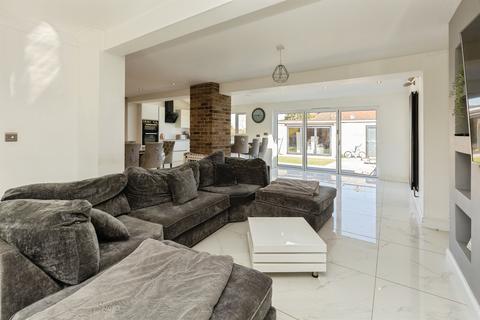 3 bedroom semi-detached house for sale, Churchill Avenue, Aylesbury
