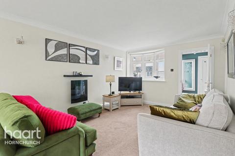 3 bedroom terraced house for sale, Tangmere Crescent, Hornchurch