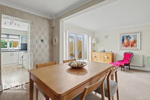 3 bedroom terraced house for sale, Tangmere Crescent, Hornchurch