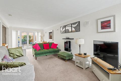 3 bedroom terraced house for sale, Tangmere Crescent, Hornchurch
