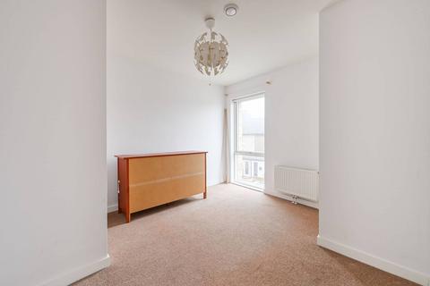 2 bedroom flat to rent, Net Street, Barking, IG11