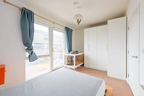 2 bedroom flat to rent, Net Street, Barking, IG11
