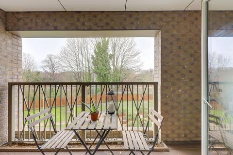 2 bedroom flat to rent, Adenmore Road, Catford, SE6