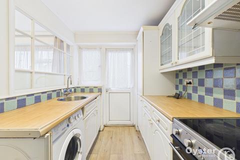 4 bedroom semi-detached house to rent, Leaholme Way, Ruislip, HA4