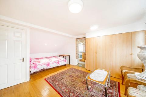 Flat to rent, Bertie Road, London NW10