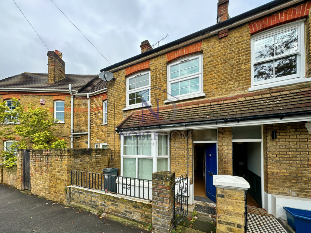 3 bedroom end off terrace house in isleworth
