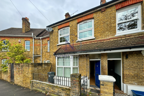 3 bedroom end of terrace house to rent, Clifton Road, Isleworth, TW7