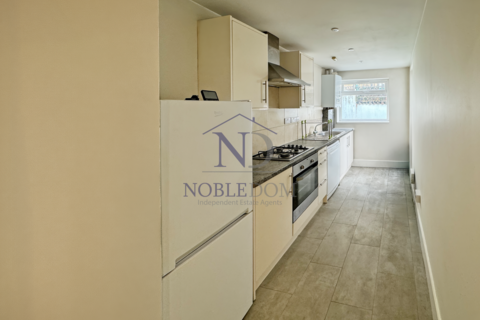 3 bedroom end of terrace house to rent, Clifton Road, Isleworth, TW7