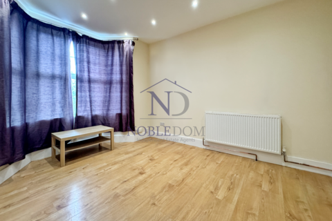3 bedroom end of terrace house to rent, Clifton Road, Isleworth, TW7