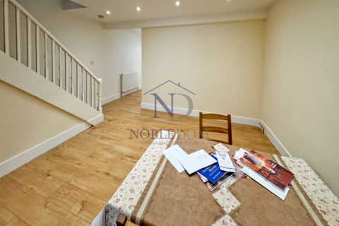 3 bedroom end of terrace house to rent, Clifton Road, Isleworth, TW7