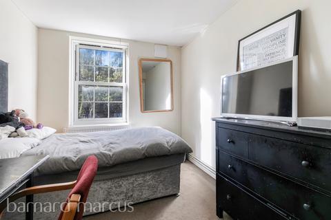 3 bedroom flat for sale, Leigham Avenue, London