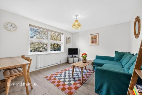 2 bedroom flat for sale, Hopton Road, London