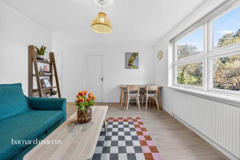 2 bedroom flat for sale, Hopton Road, London