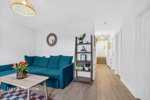 2 bedroom flat for sale, Hopton Road, London