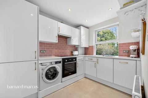 2 bedroom flat for sale, Hopton Road, London