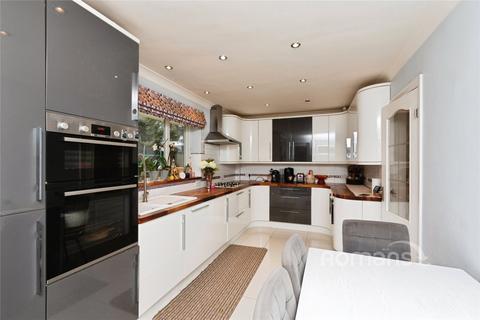 4 bedroom detached house to rent, Salisbury Road, Farnborough, Hampshire, GU14