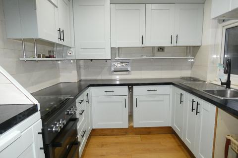 4 bedroom house to rent, Fountains Road, LUTON