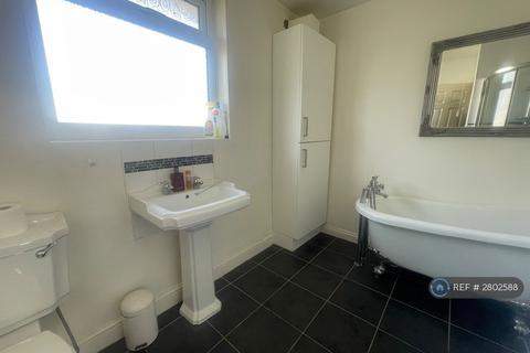 2 bedroom terraced house to rent, Bushgrove Road, Dagenham, RM8