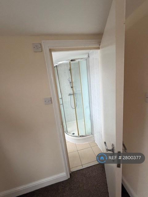 Room 7 Bathroom