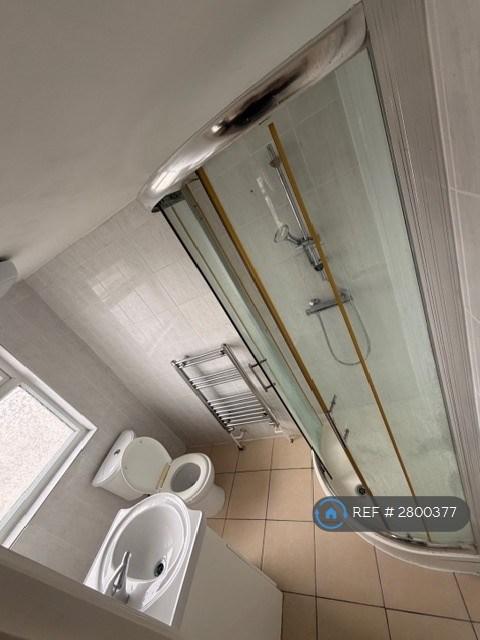 Room 7 Bathroom