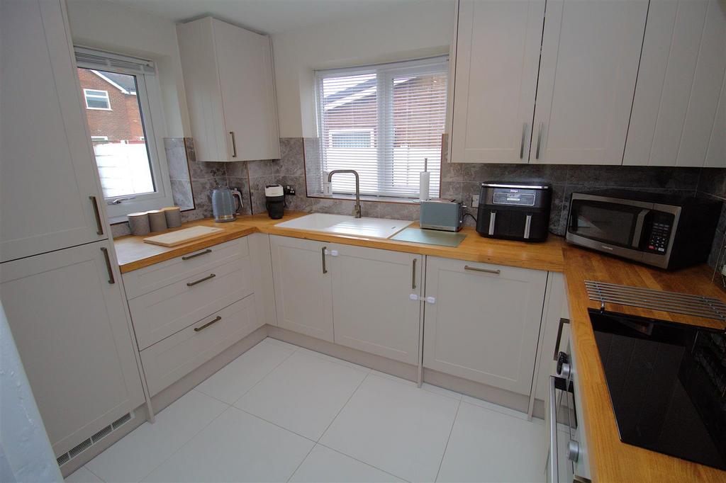 Kitchen2.jpg