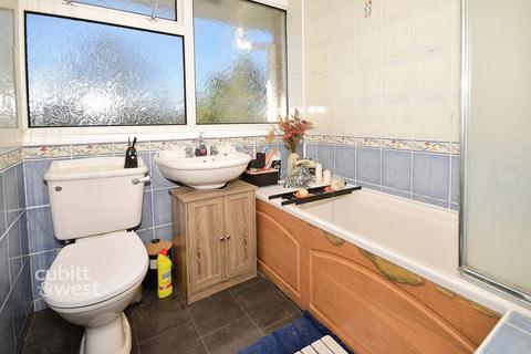 3 bedroom terraced house to rent, St. Georges Drive Chichester PO19