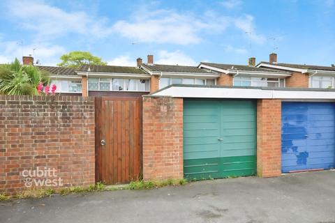 3 bedroom terraced house to rent, St. Georges Drive Chichester PO19