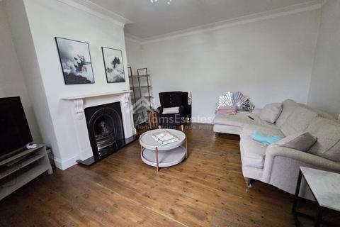 3 bedroom detached house to rent, Occupation Lane, Dewsbury