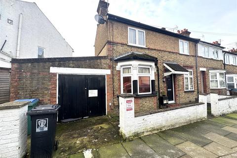 3 bedroom semi-detached house to rent, Osborne Road, Watford