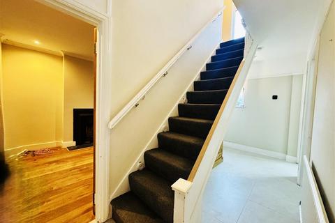 3 bedroom semi-detached house to rent, Osborne Road, Watford