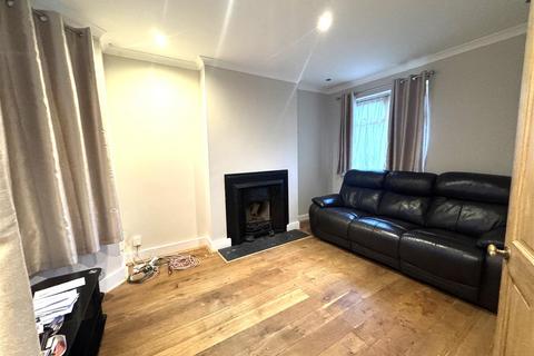 3 bedroom semi-detached house to rent, Osborne Road, Watford