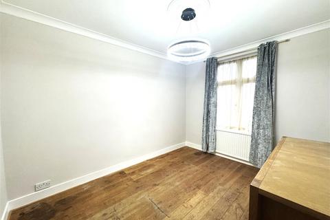 3 bedroom semi-detached house to rent, Osborne Road, Watford