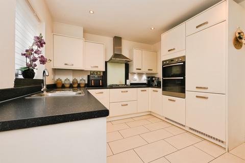 3 bedroom end of terrace house for sale, The Cedars, Broxbourne