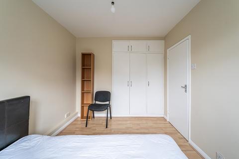 2 bedroom flat to rent, Vandyke Close London SW15