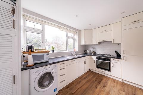 2 bedroom flat to rent, Vandyke Close London SW15