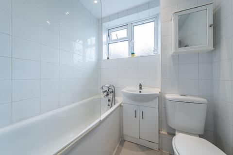 2 bedroom flat to rent, Vandyke Close London SW15