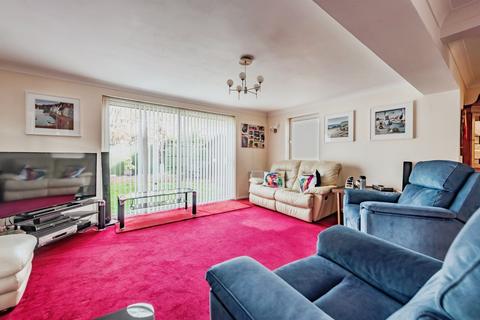 4 bedroom detached house for sale, Ferndown, Horley