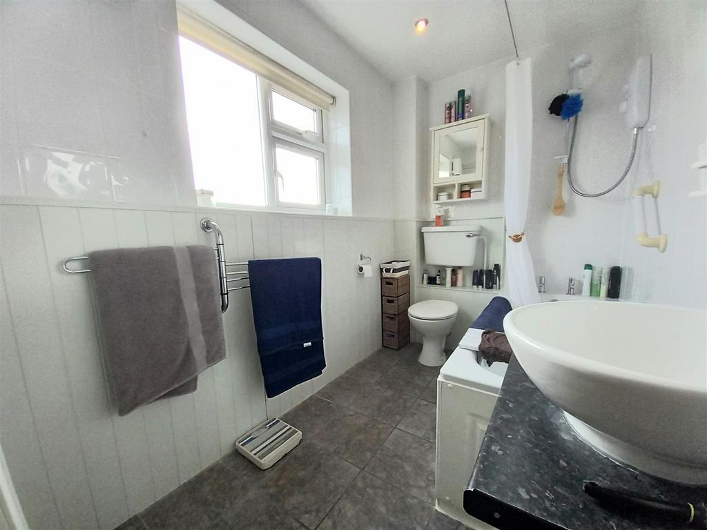 36 Churchill Bathroom.jpg