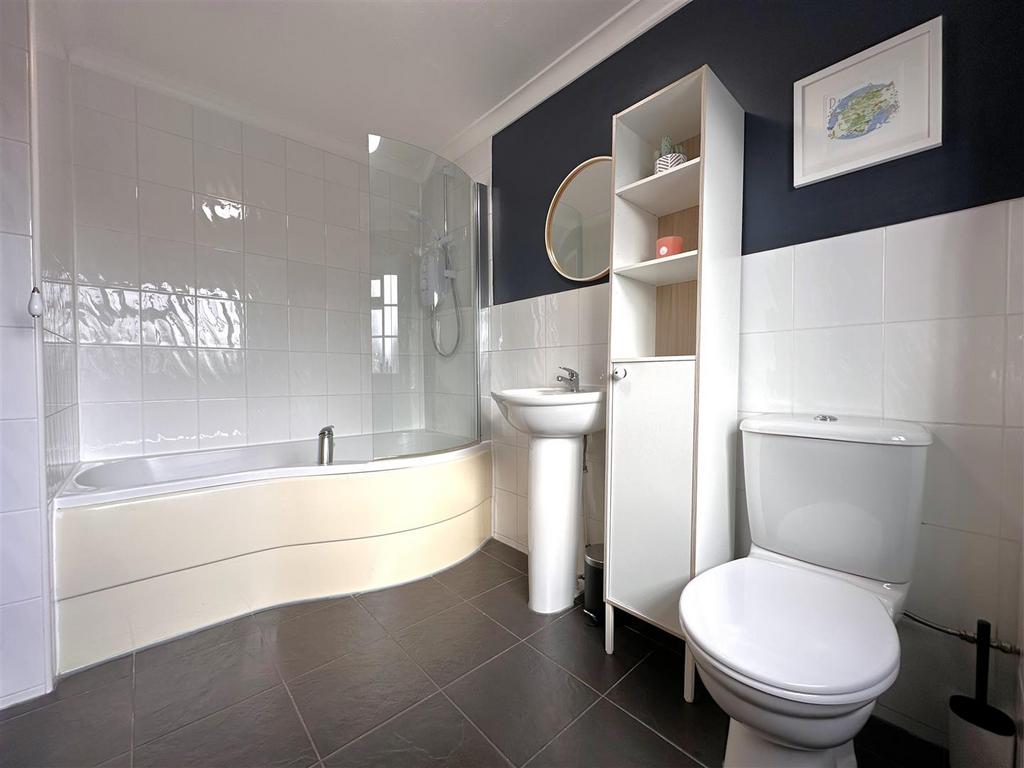Modern Family Bathroom 600