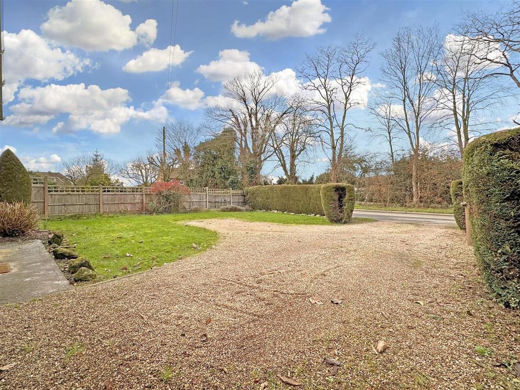 Extensive Gravelled Driveway 901