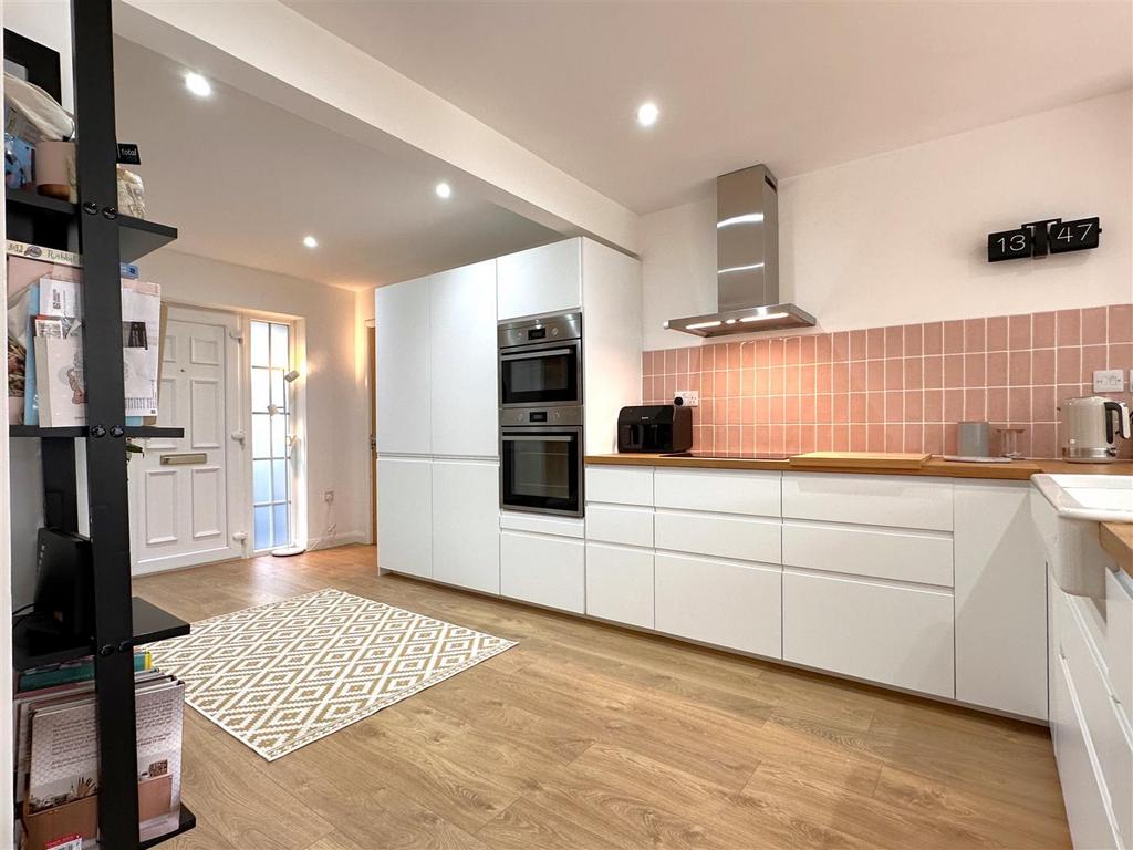 Extensive Kitchen 648