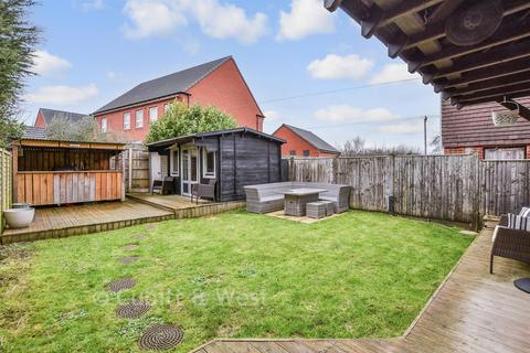 4 bedroom semi-detached house for sale, Lamorna Gardens, Westergate, Chichester, West Sussex