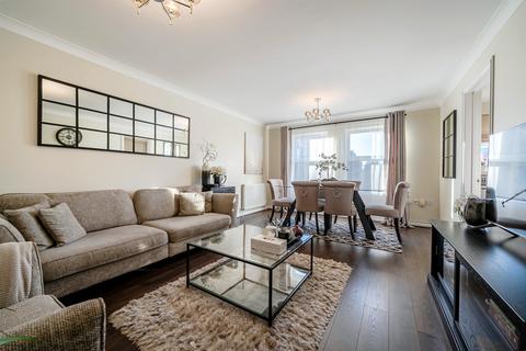 1 bedroom flat for sale, Cobham Close, Enfield