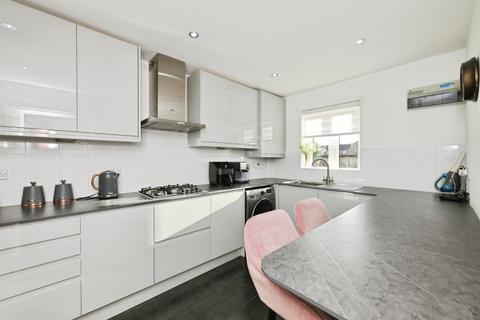 4 bedroom end of terrace house for sale, Robinia Road, Broxbourne