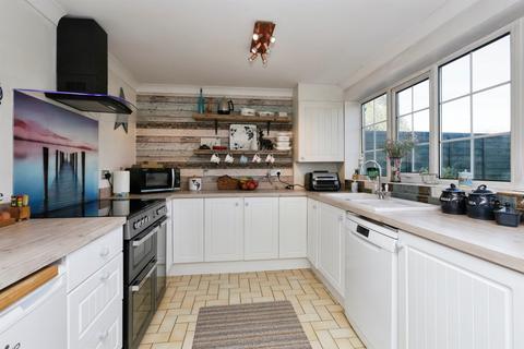 4 bedroom end of terrace house for sale, Lakelands Close, Eastbourne