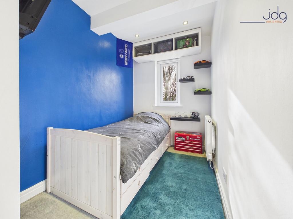 Single Bedroom with built in storage