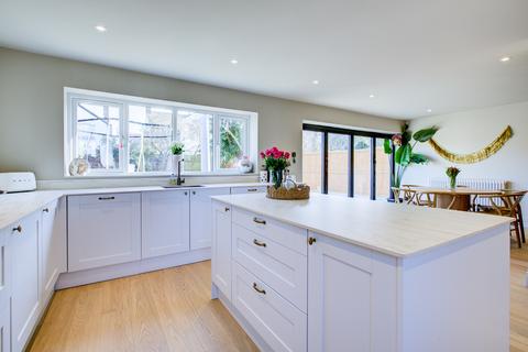 4 bedroom semi-detached house for sale, Cliffsea Grove, Leigh-on-sea, SS9