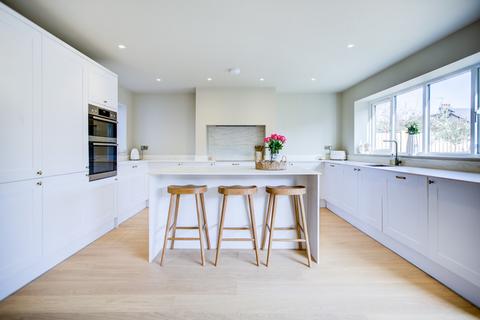 4 bedroom semi-detached house for sale, Cliffsea Grove, Leigh-on-sea, SS9