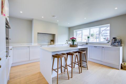 4 bedroom semi-detached house for sale, Cliffsea Grove, Leigh-on-sea, SS9