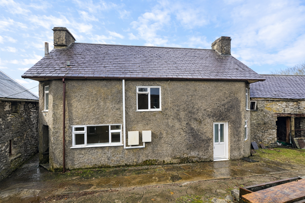 Pistyll einon farmhouse